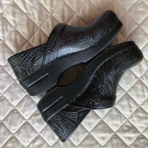 Dansko women’s professional black tooled clog